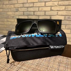 Heatwave Women’s Polarized Gold-arm Sunglasses